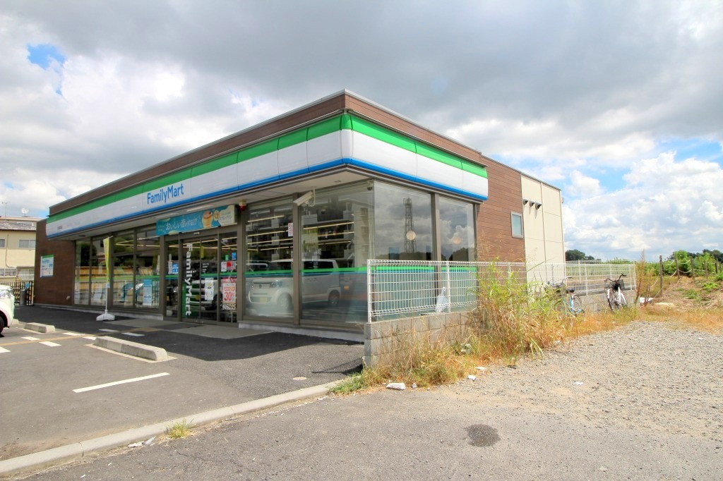 コンビニ　ファミリーマート（コンビニ）まで500m