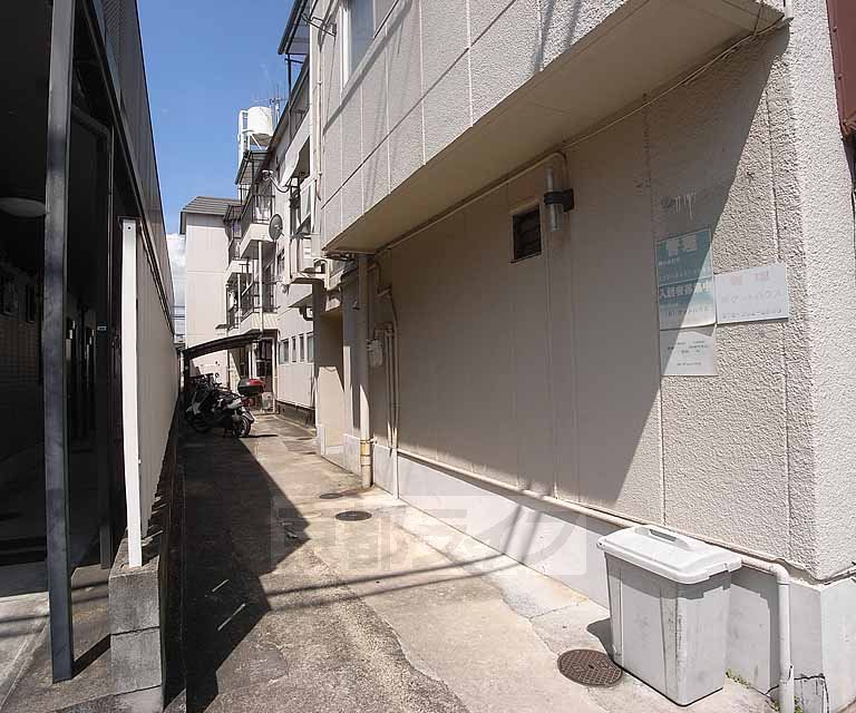 エントランス　マンション入り口は少し入ったところです。
