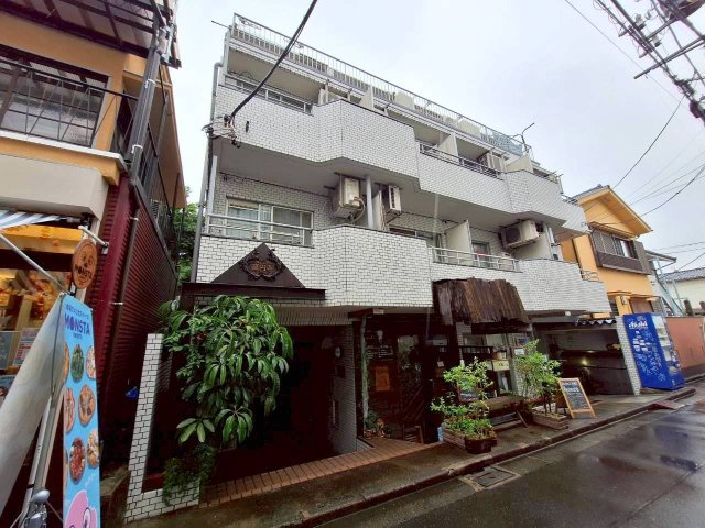 建物外観　何かと便利な立地です
