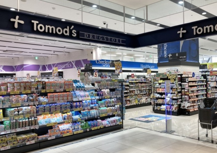 ドラックストア　トモズ有明ガーデン店（ドラッグストア）まで986m