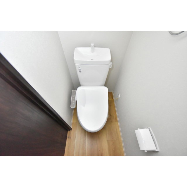 トイレ　落ち着いた色調のトイレです