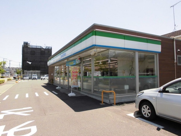 コンビニ　ファミリーマート（コンビニ）まで2000m