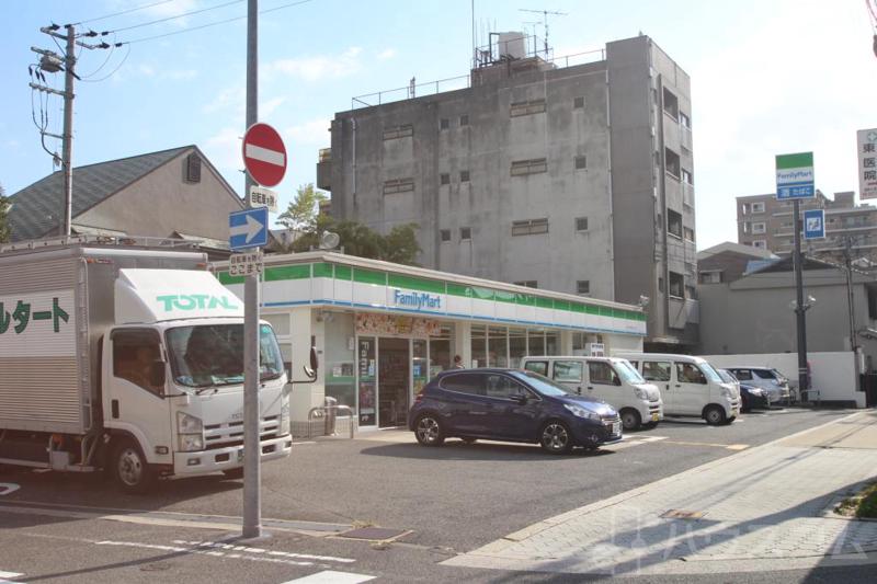 コンビニ　ファミリーマート万代東二丁目店（コンビニ）まで69m