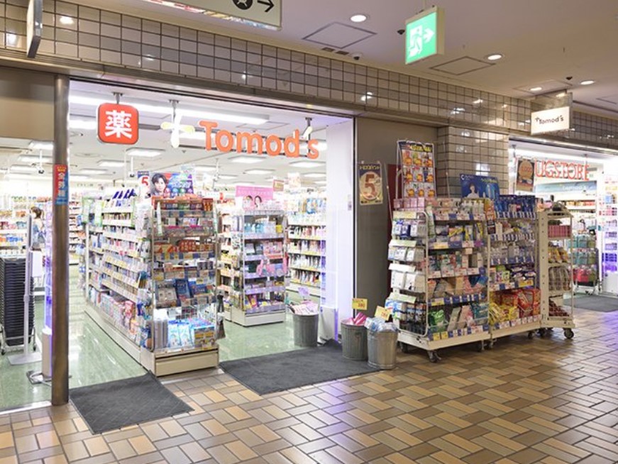 ドラックストア　トモズ神谷町店（ドラッグストア）まで390m