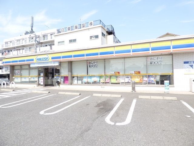 コンビニ　ミニストップ鹿浜4丁目店（コンビニ）まで390m