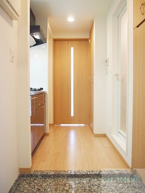 玄関　※同タイプの別のお部屋です。