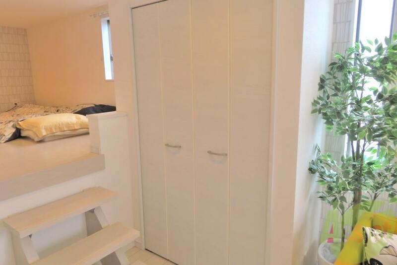 収納　５．８帖のフローリングにはクローゼットの収納があります