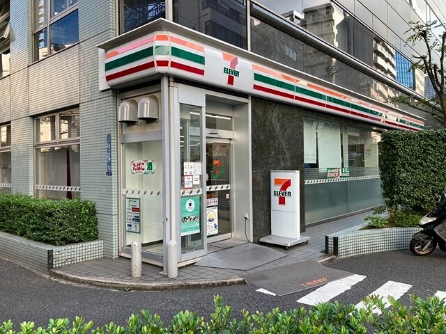 コンビニ　セブンイレブン 港区芝1丁目店（コンビニ）まで205m