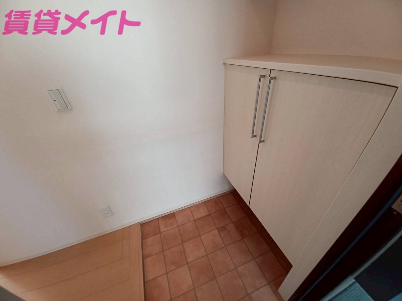 玄関　同物件別室反転タイプ画像