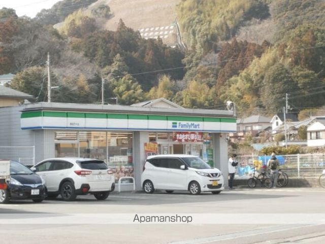 コンビニ　ファミリーマート（コンビニ）まで881m