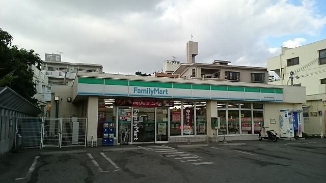 コンビニ　ファミリーマート仲井真小学校前（コンビニ）まで650m