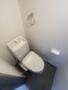 トイレ　落ち着いた色調のトイレです