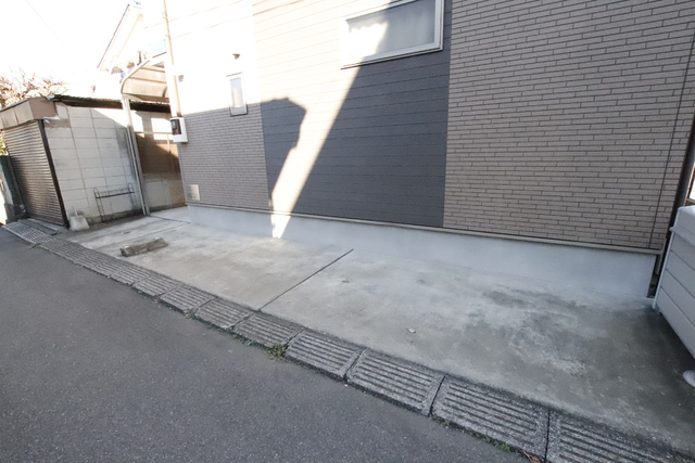 駐車場　【要空き確認】敷地内駐車場は縦列駐車となります。