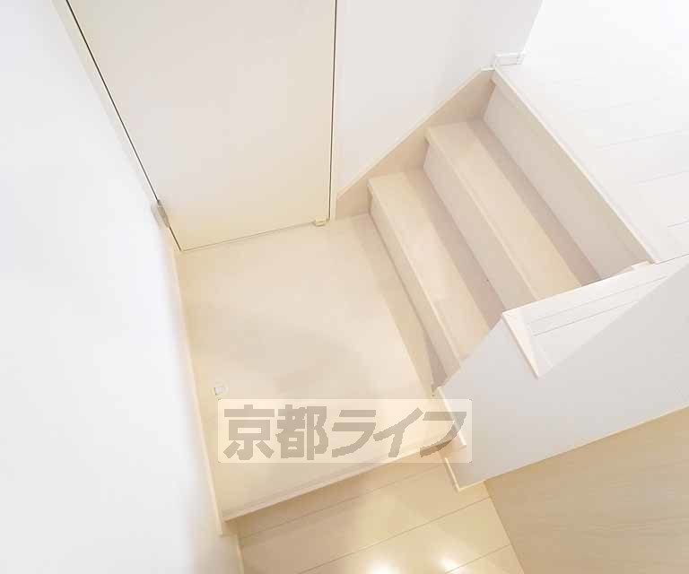 その他部屋・スペース　ちょっとして階段がございます。