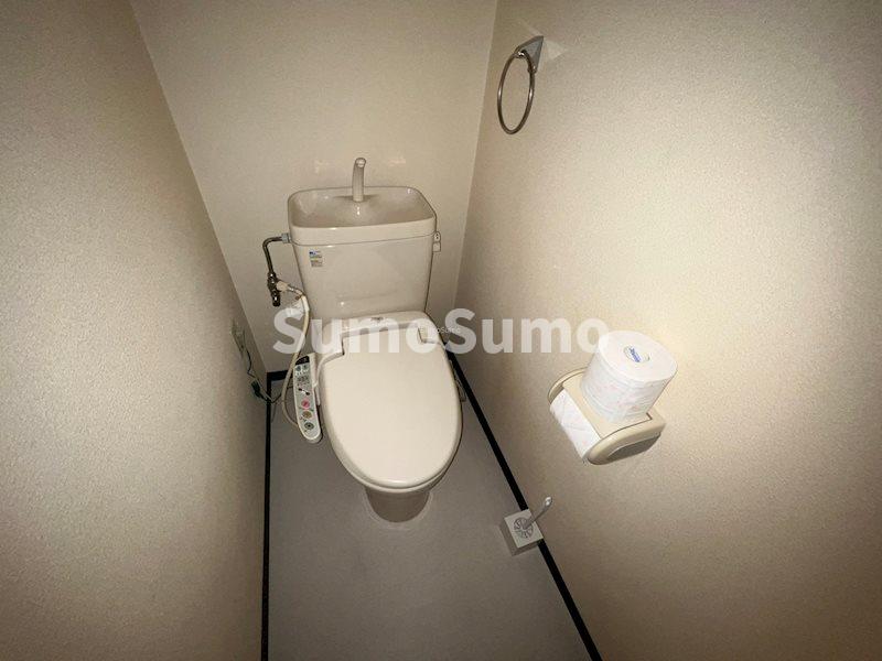 トイレ　落ち着いた色調のトイレです
