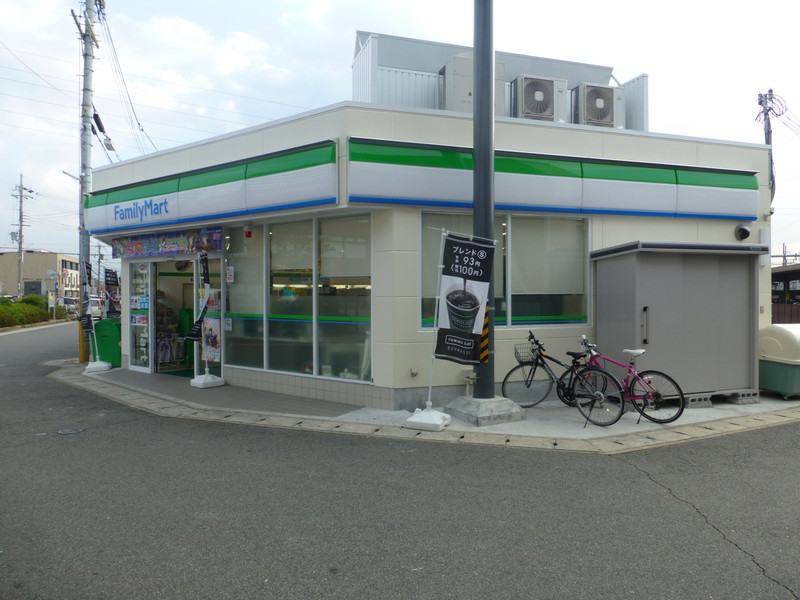 コンビニ　ファミリーマートＪＲ大和小泉駅前店（コンビニ）まで245m