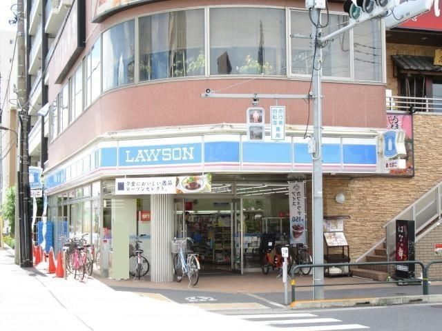 コンビニ　ローソン足立六町駅前店（コンビニ）まで190m