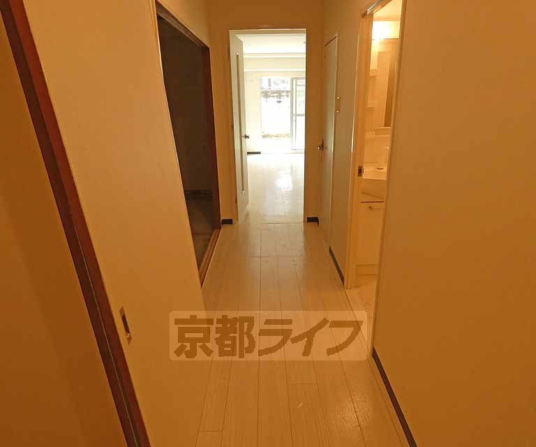 その他部屋・スペース　明るく広い廊下です。