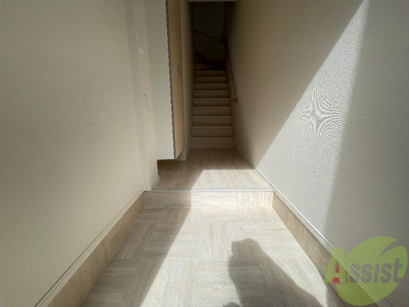 玄関　玄関から階段を上がってリビングになります。