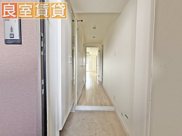玄関　※このお写真は同物件の別のお部屋のお写真です。現状優先