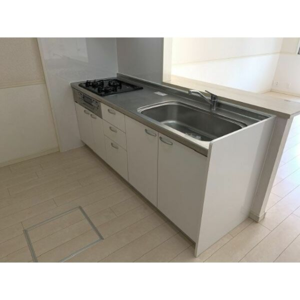キッチン　別部屋同一間取りのお写真となります。