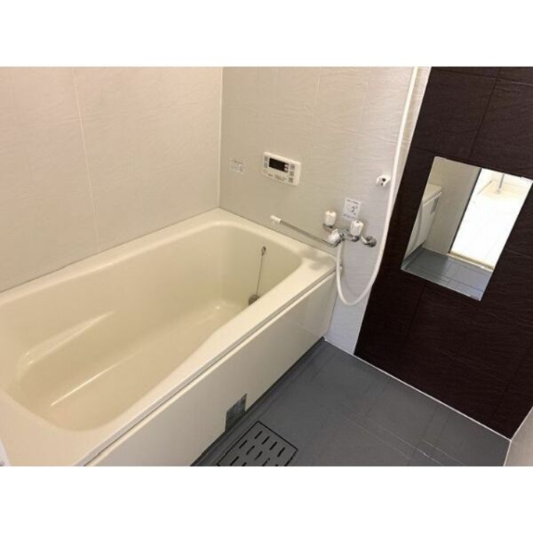 バス・シャワールーム　別部屋同一間取りのお写真となります。