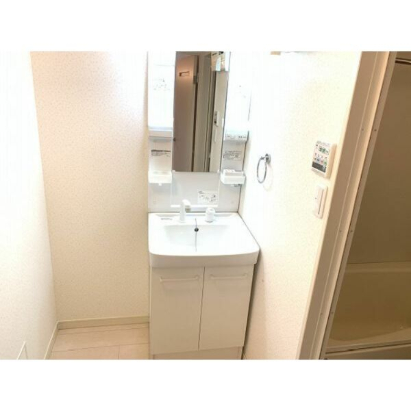 洗面設備　別部屋同一間取りのお写真となります。