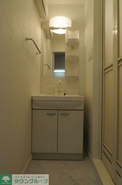 洗面設備　同物件別号室のお写真になります。現況優先です。