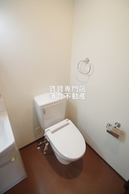 トイレ　落ち着いた色調のトイレ