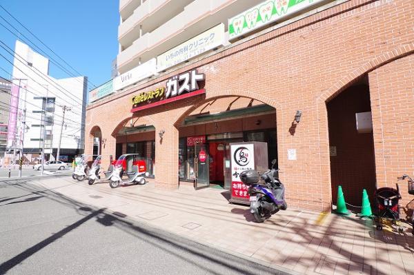 飲食店　ガスト（飲食店）まで89m