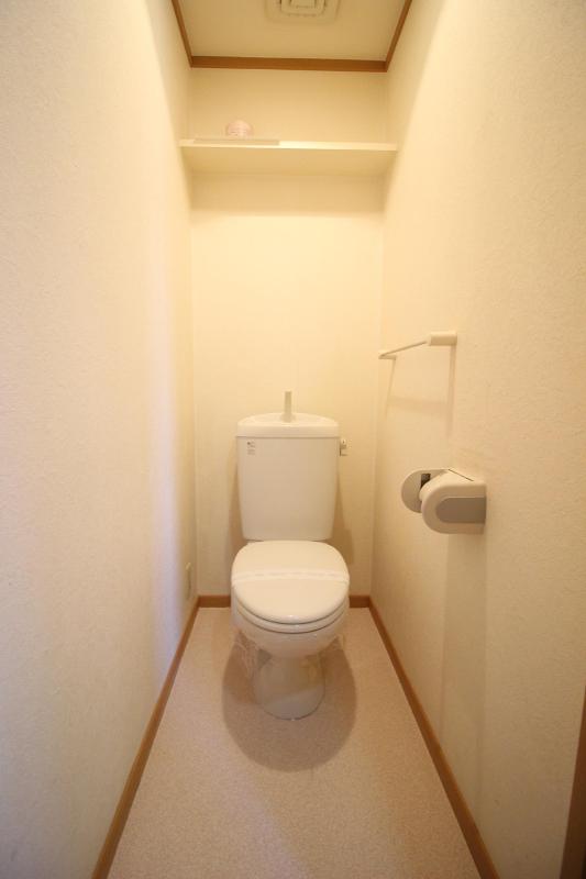 トイレ　棚が付いています。
