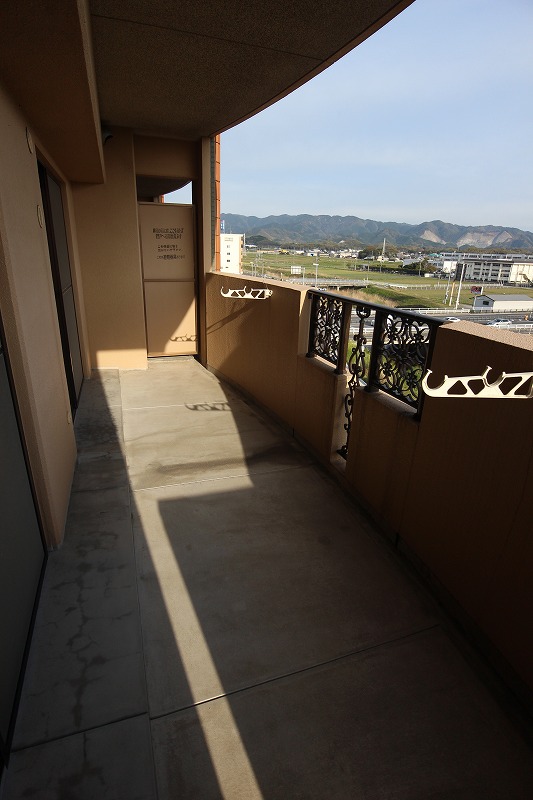 バルコニー　周りに高い建物がないので眺望良好です。
