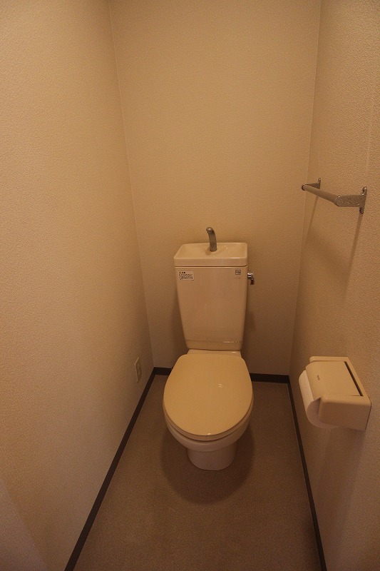 トイレ　廊下スペースにトイレがあります。