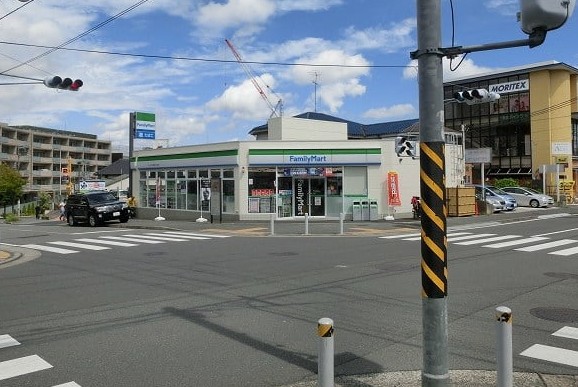 コンビニ　ファミリーマート スリーウェル新石川二丁目店（コンビニ）まで446m