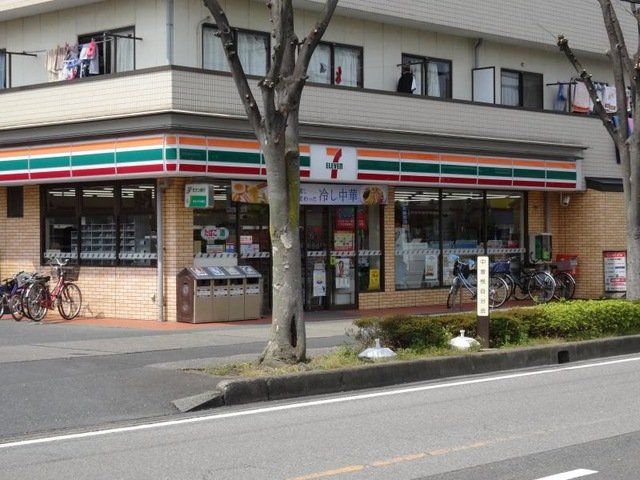 コンビニ　セブンイレブン埼玉吉川南店（コンビニ）まで260m