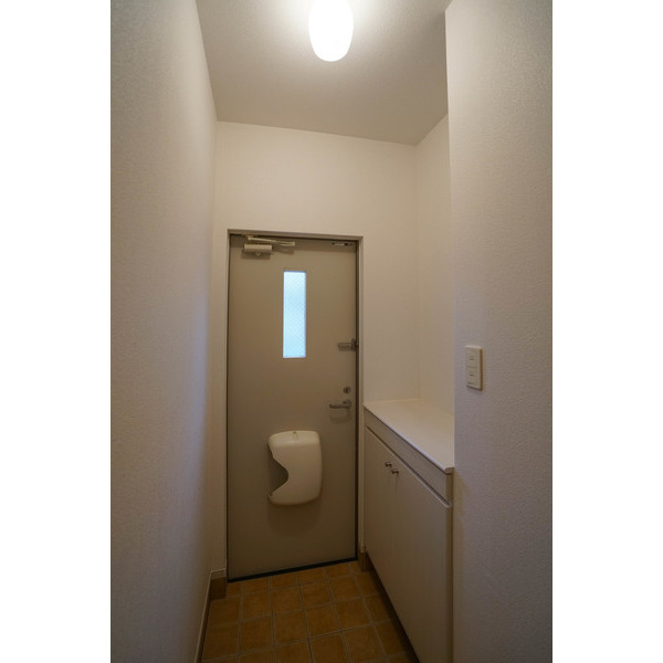 玄関　同じ建物の別の部屋