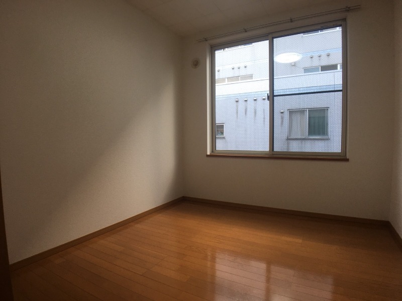 その他部屋・スペース　寝室はこちらです。光が差し込む、温かみのあるお部屋です。