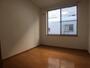 その他部屋・スペース　寝室はこちらです。光が差し込む、温かみのあるお部屋です。