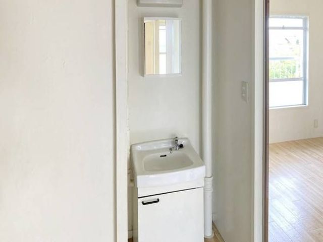 洗面設備　同一物件の別号室の写真です。