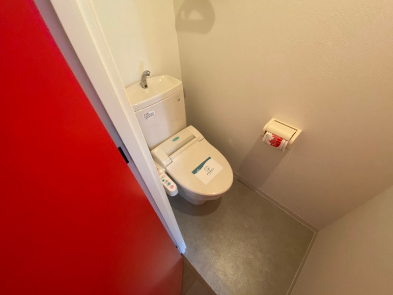 トイレ　こちらはトイレです。清潔感があり、安心して使用できます。