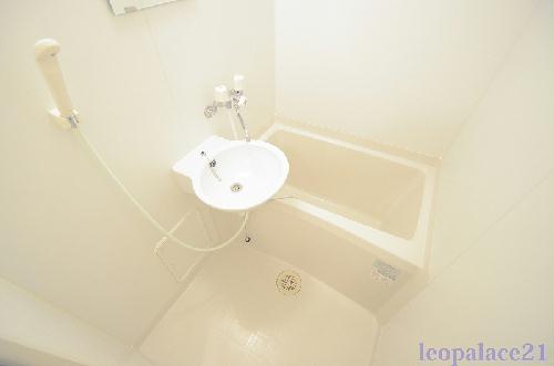 バス・シャワールーム　同タイプ部屋の写真となり設備等は現況と異なる場合があります