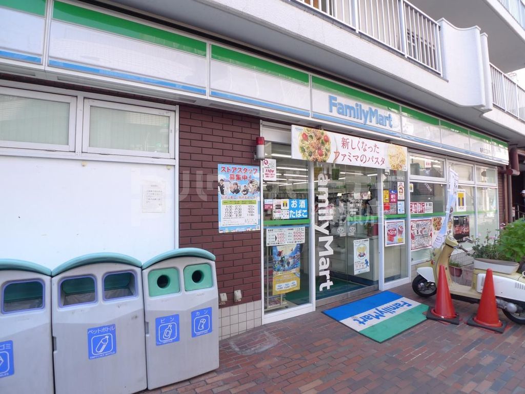 コンビニ　ファミリーマート亀有三丁目店（コンビニ）まで50m