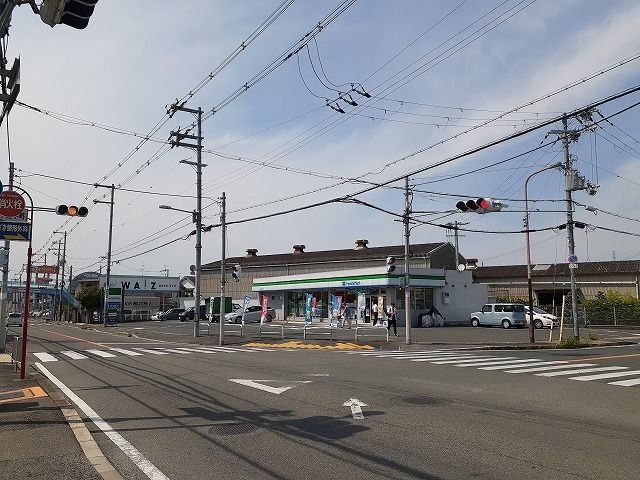 コンビニ　ファミリーマート松ヶ丘店様（コンビニ）まで450m