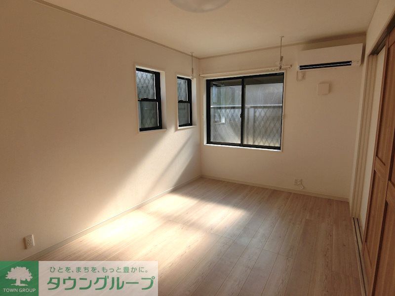 その他　洋室は7.2帖。ナチュラルな木目調の床材・建具を使用してお…