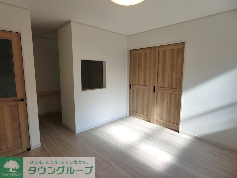 居室・リビング　ナチュラルな木目調の床材・建具を使用しており、温かい空間を…