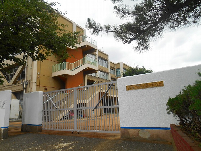中学校　立川市立立川第八中学校（中学校）まで562m