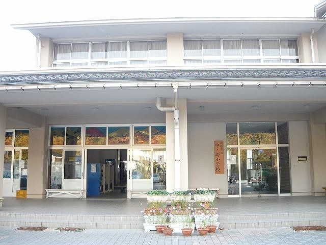 小学校　中ノ郷小学校（小学校）まで700m