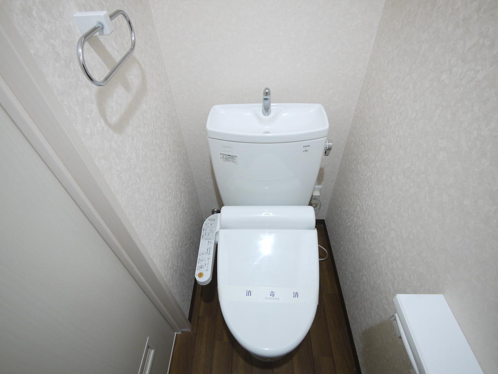 トイレ　清潔感あるウォッシュレットトイレです