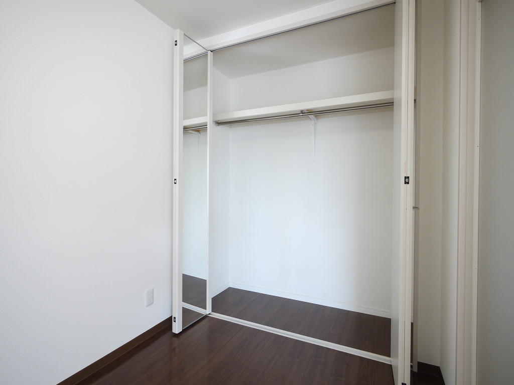 収納　全身がチェックできる鏡付きのクローゼットです