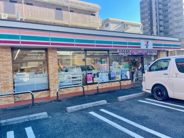 コンビニ　セブンイレブン（コンビニ）まで330m